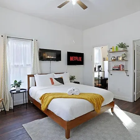 Cozy Upstairs Studio Near Downtown And The River